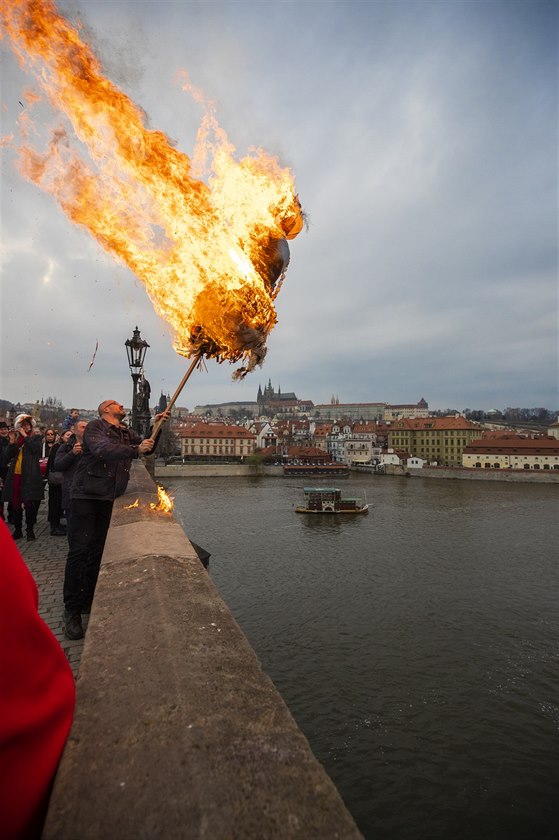 Po Karlově mostě prošel průvod k přivítání jara. (24. března 2019)