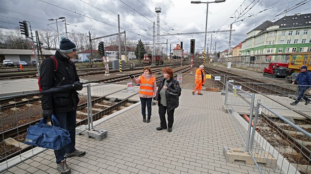 Někteří cestující se ještě na začátku týdne na nádraží špatně orientovali. K... Někteří cestující se ještě na začátku týdne na nádraží špatně orientovali. K...