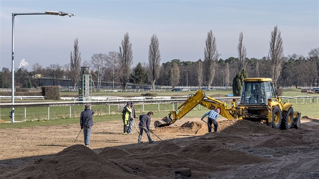 Po těžké konstrukci kluziště jsou na závodišti poničené nejen chodníky,... Po těžké konstrukci kluziště jsou na závodišti poničené nejen chodníky,...
