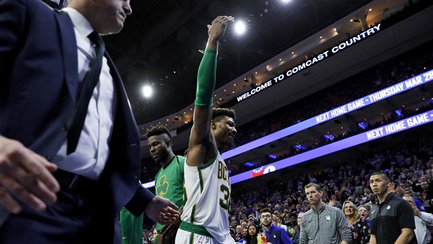 Marcus Smart zdraví fandy Bostonu, ze zápasu s Philadelphií byl vyloučen po... Marcus Smart zdraví fandy Bostonu, ze zápasu s Philadelphií byl vyloučen po...