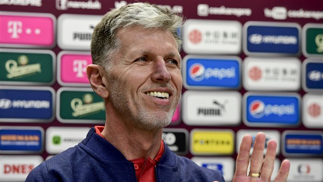 Reprezentační trenér Jaroslav Šilhavý odpovídá novinářům na tiskové konferenci... Reprezentační trenér Jaroslav Šilhavý odpovídá novinářům na tiskové konferenci...