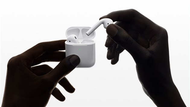 Nové bezdrátové pouzdro druhé generace sluchátek Apple AirPods lze nabít... Nové bezdrátové pouzdro druhé generace sluchátek Apple AirPods lze nabít...