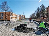Stavební úpravou prochází kruhový objezd na křižovatce ulic Husova a Hlavní v... Stavební úpravou prochází kruhový objezd na křižovatce ulic Husova a Hlavní v...