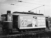 Elektrické podniky rozmístily několik reklamních tabulí a městem jezdilo...