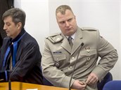 Desátník Erik Eštu před začátkem jednání pardubického krajského soudu. (26.... Desátník Erik Eštu před začátkem jednání pardubického krajského soudu. (26....