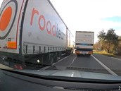 Řidič kamionu dvakrát nebezpečně předjížděl Řidič kamionu dvakrát nebezpečně předjížděl