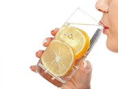 Ráno vás probere teplá voda s citronem