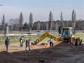 Po těžké konstrukci kluziště jsou na závodišti poničené nejen chodníky,... Po těžké konstrukci kluziště jsou na závodišti poničené nejen chodníky,...