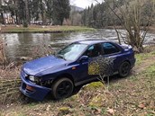 Opuštěné auto na břehu Ohře. Řidič na útěku se vrhnul do vln řeky. Opuštěné auto na břehu Ohře. Řidič na útěku se vrhnul do vln řeky.
