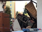 V Sedlčanech projelo nákladní auto zdí. V Sedlčanech projelo nákladní auto zdí.
