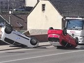 Před kamion převážející auta vjela řidička, auta z kamionu popadala. (21.3.2019) Před kamion převážející auta vjela řidička, auta z kamionu popadala. (21.3.2019)