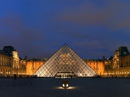 Nádvoí muzea Louvre, Paí