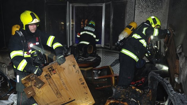 Hasii vyjdli k poru pohovky v byt v ulici U Milosrdnch. Z domu zachrnili dvanct lid (22. 3. 2019).