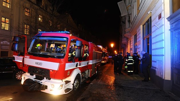 Hasii vyjdli k poru pohovky v byt v ulici U Milosrdnch. Z domu zachrnili dvanct lid (22. 3. 2019).