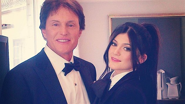 Kylie Jennerov s otcem v dob, kdy jet nebyl peoperovan na enu a Kylie vypadala jako obyejn mlad holka.