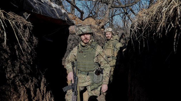 Ukrajint vojci se na vchod Ukrajiny pohybuj v zkopech. (24. nora 2019)
