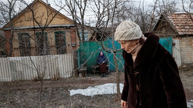 Obyvatel, kte zstali v obci Zajceve na vchod Ukrajiny. (25. nora 2019)