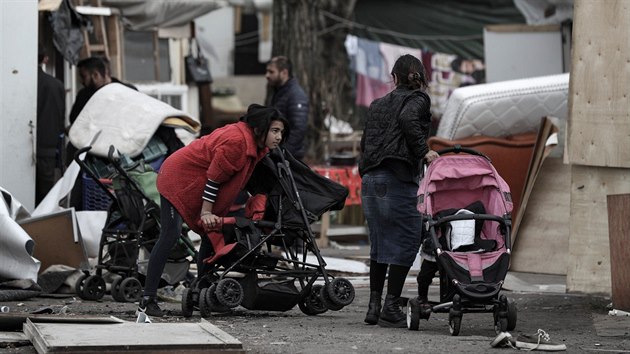 Romsk komunita na pedmst Bobigny, na kterou zatoila skupina lid ozbrojench noi a holemi (27. bezna 2019)