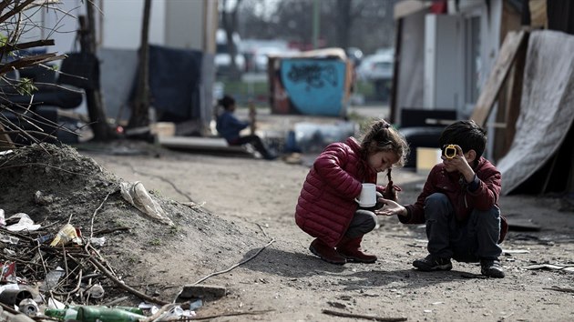 Romsk komunita na pedmst Bobigny, na kterou zatoila skupina lid ozbrojench noi a holemi (27. bezna 2019)