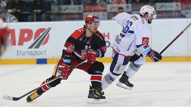 Petr Zmorsk z Hradce Krlov (vlevo) a Martin Zaovi z Kmety Brno startuj v extraligovm play off za pukem.