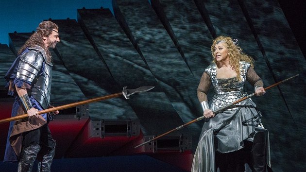 Greer Grimsley jako Wotan a Christine Goerke jako Brnnhilde ve Wagnerov Valke v Metropolitn opee