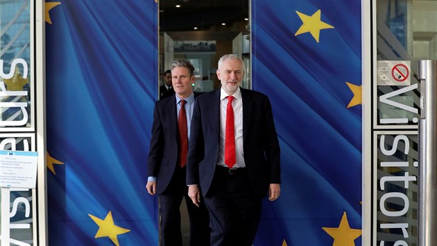 f britsk opozice Jeremy Corbyn a sttn tajemnk labouristick strany Keir Starmer na summitu EU v Bruselu (21. bezna 2019)