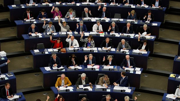 Poslanci Evropskho parlamentu bhem hlasovn o nvrhu na zruen stdn as (26. bezna 2019)