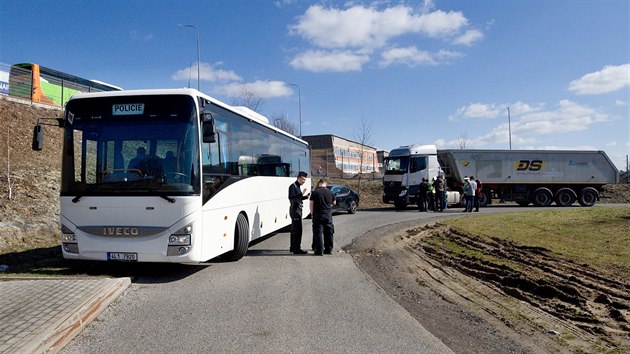 Policist kontrolovali idie z autobusu.