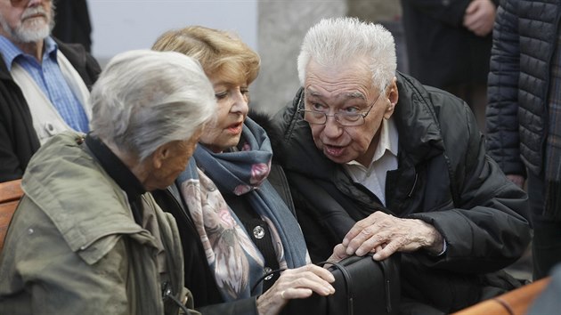 Josef Zma (vpravo) pi poslednm rozlouen s Akou Janoukovou ve stranickm krematoriu. (21. bezna 2019)