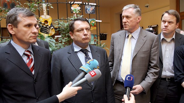 Ji unek (zleva), Ji Paroubek, Mirek Topolnek a Martin Bursk po spolenm jednn v Poslaneck snmovn (4. dubna 2009)