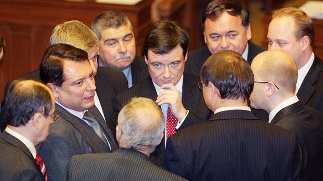 Poslanci SSD se rad ped hlasovnm Poslaneck snmovny o vyjden nedvry vld premira Mirka Topolnka. (24. bezna 2009)