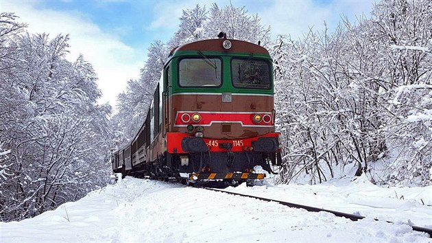 Historick vlak Treni della Neve jezd mezi mstem Sulmona a lyaskm stediskem Roccaraso.