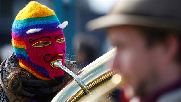 Demonstranti u budovy Evropskho parlamentu ve trasburku ped hlasovnm o pravidlech ochrany autorskch prv na internetu. (26. bezna 2019)