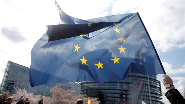 Demonstranti u budovy Evropskho parlamentu ve trasburku ped hlasovnm o pravidlech ochrany autorskch prv na internetu. (26. bezna 2019)