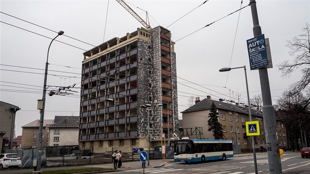 Demolice bval ubytovny u Sokolsk tdy v Ostrav rychle pokrauje. (24. bezna 2019)