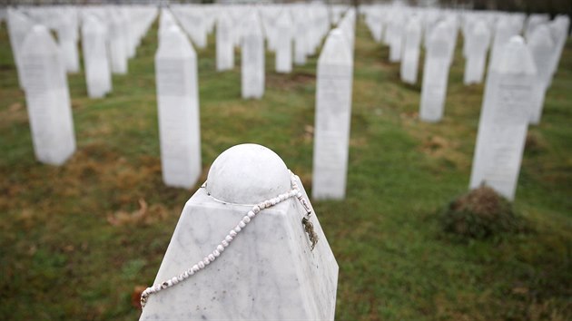 Pamtnk obt srebrenickho masakru Potocari zaplnili lid, kte pili k hrobm svch blzkch pokat na verdikt pro bvalho vdce bosenskch Srb Radovana Karadie. (20. bezna 2019)