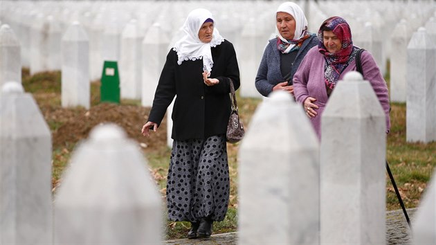 Pamtnk obt srebrenickho masakru Potocari zaplnili lid, kte pili k hrobm svch blzkch pokat na verdikt pro bvalho vdce bosenskch Srb Radovana Karadie. (20. bezna 2019)