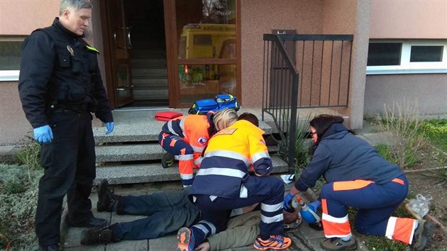 Snmek k ppadu, kdy strnci a kolemjdouc v Perov zachrnili ivot mui, jen spadl ze schod. (20. bezen 2019)