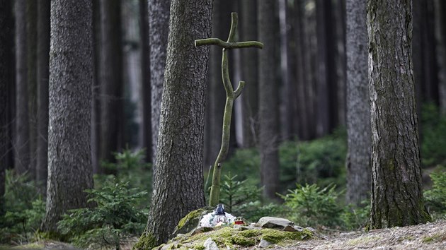 Dnes msto vrady Aneky Hrzov na okraji lesa Bezina pipomn mal cedulka na strom a o kousek dl k jakoby spleten z vtv.