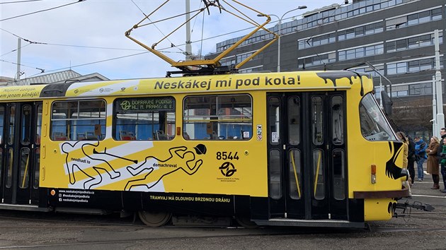 Dopravn podnik pedstavil v Praze novou tramvaj, kter m upozornit na problm srek tramvaj s chodci v rmci kampan Neskkej mi pod kola (27.3.2019)