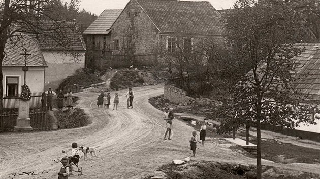 Historick fotografie kiovatky na kter dnes lpa svobody stoj.