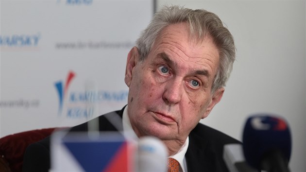 Nejvíc lidí věří prezidentu Miloši Zemanovi (43 %), zároveň si ale důvěru téměř poloviny (49 %) nezískal.