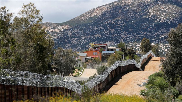 Ze na hranici Mexika se Spojenmi stty americkmi pobl msta Tecate v Kalifornii. (28. bezna 2019)