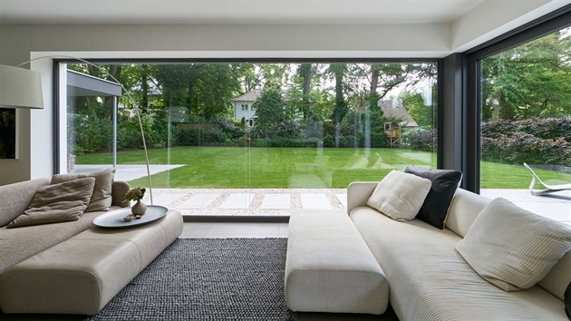 Neotvrav prosklen stna o ploe bezmla 13 m² tm dokonale odstrauje vizuln hranici mezi obytnm prostorem a zahradou.