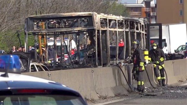 Hasii u zbytk vyhoelho autobusu v italskm San Donato Milanese. (20. bezna 2019)