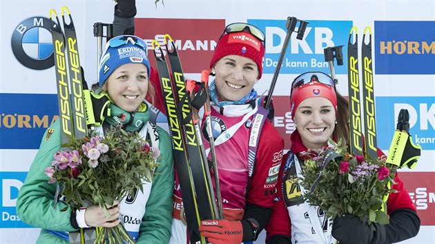 Tři nejlepší biatlonistky ze sprintu v Oslu. Zleva druhá Němka Franziska Preussová, vítězná slovenská reprezentanta Anastasia Kuzminová a třetí Paulina Fialkova rovněž ze Slovenska.