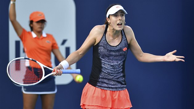 Francouzsk tenistka Aliz Cornetov v duelu s Karolnou Plkovou.