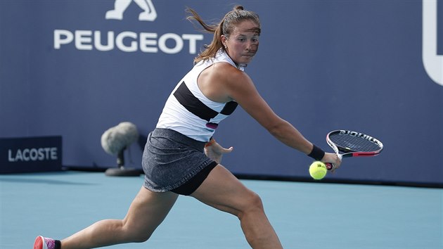 esk tenistka Markta Vondrouov v duelu s Elise Mertensovou z Belgie.