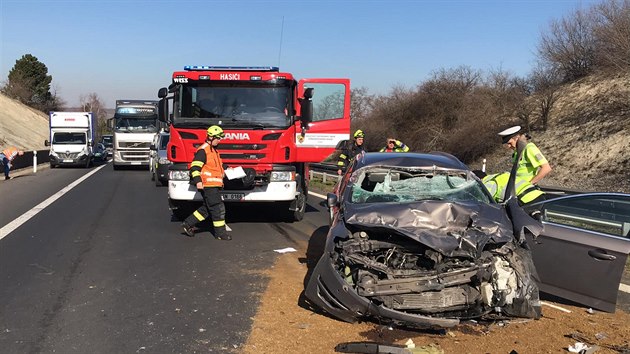 Na dlnici D7 u Prahy se srazilo auto s kamionem, piletl vrtulnk. (21. 3. 2019)