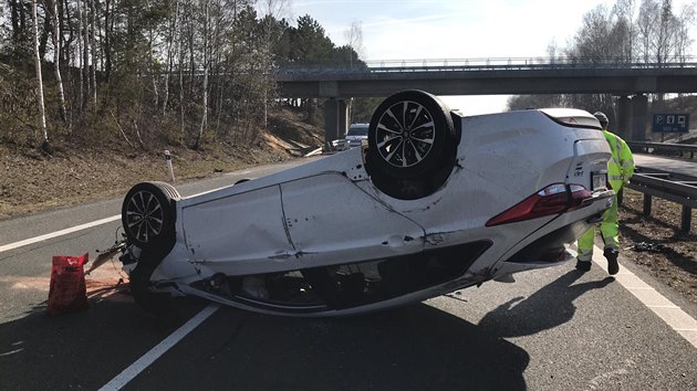 Na dlnici D6 u Novho Straec se pevrtilo auto na stechu. (22.3.2019)